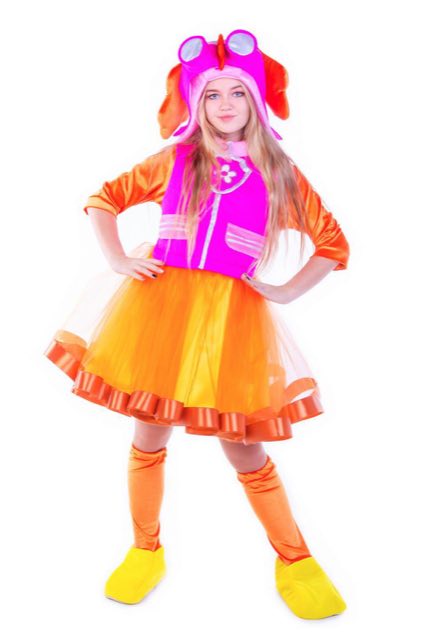 Animatoare în costum de personaj colorat