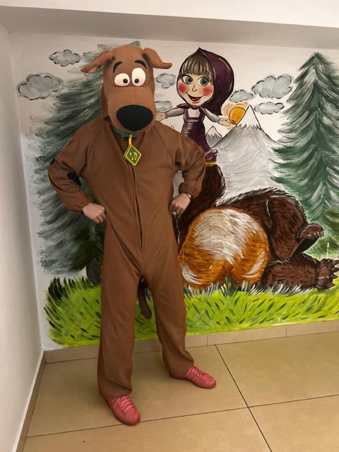 Animator în costum de cățel, pregătit de petrecere